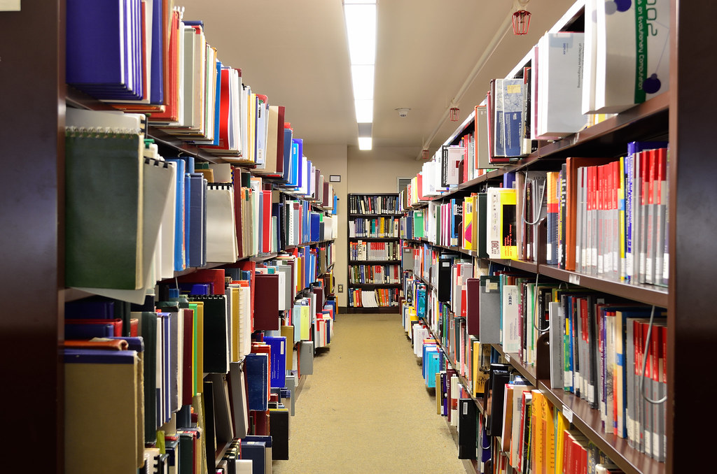Libros y materiales de formación en una estantería