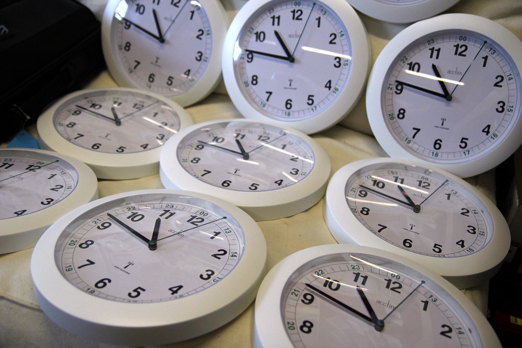 Varios relojes marcando distintas horas