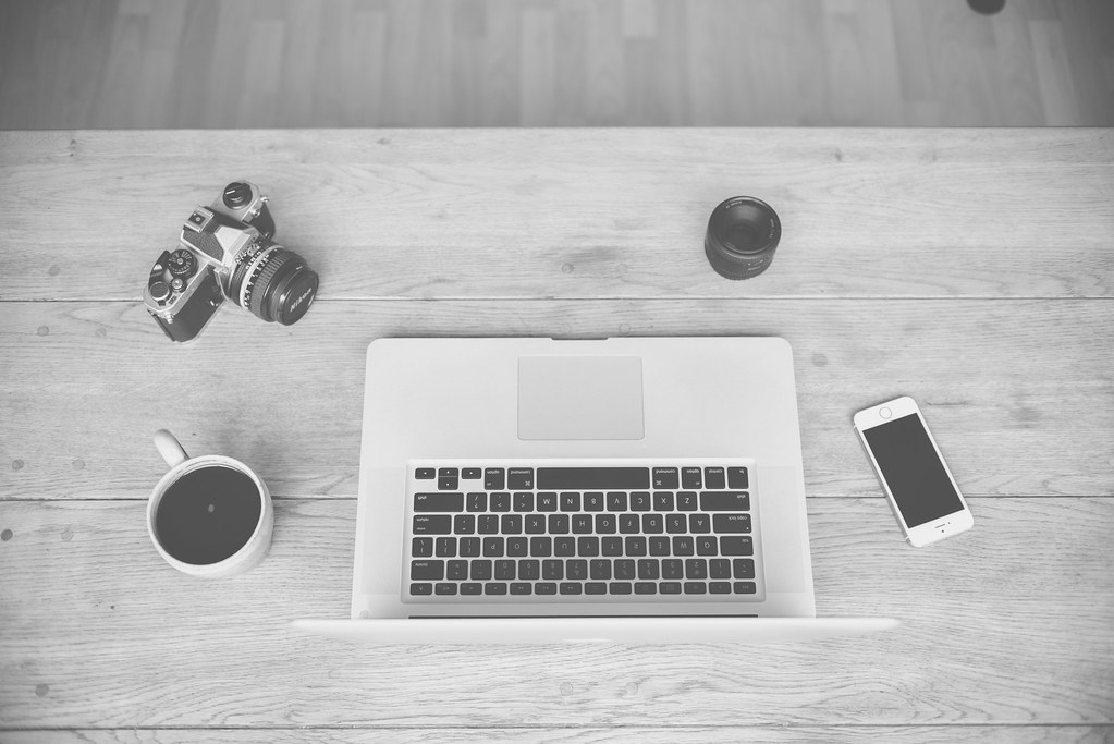 Café con un portátil y un teléfono sobre la mesa