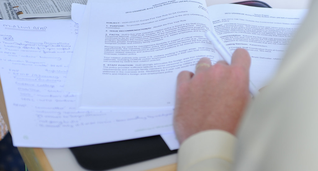 Persona revisando un contrato de trabajo