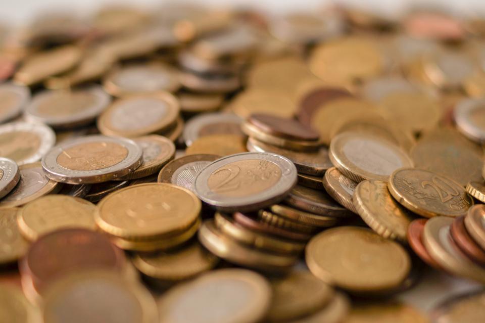 Monedas de euro apiladas representando el salario