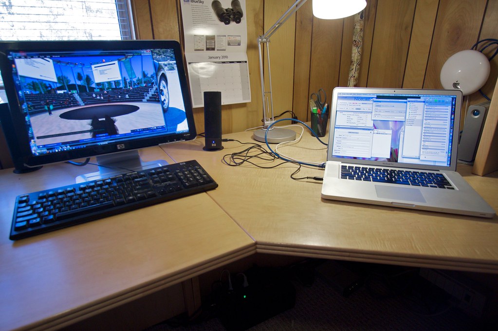 Escritorio de oficina con dos monitores encendidos
