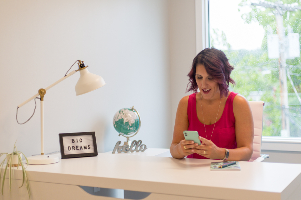 Mujer consultando ofertas de empleo en el móvil