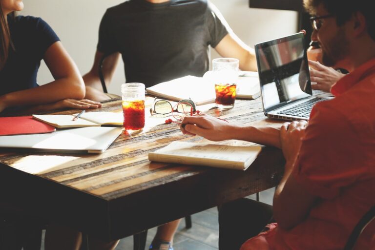 Grupo de profesionales conversando alrededor de una mesa