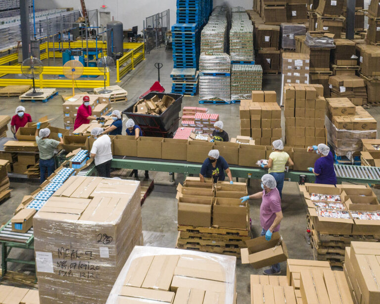 Trabajadores en un almacén logístico