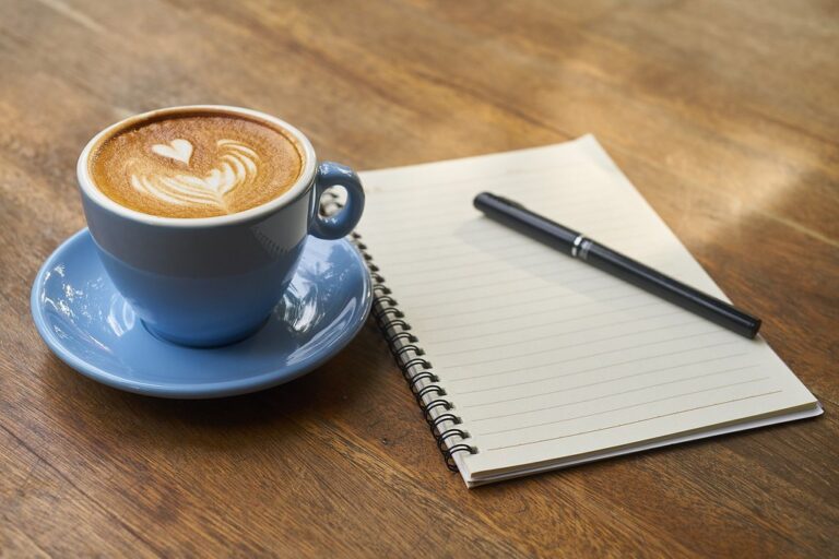 Café y cuaderno para organizar los permisos del trabajo