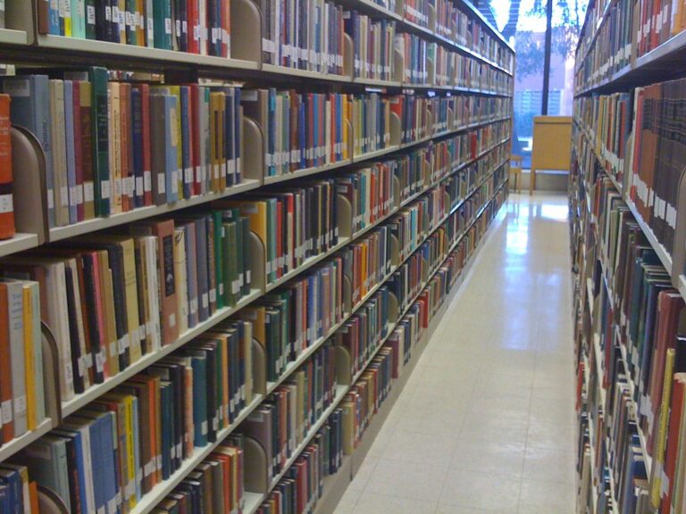 Pasillo de una biblioteca universitaria