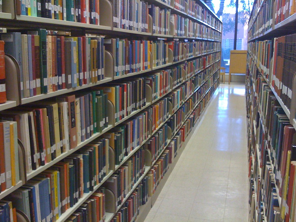 Pasillo de una biblioteca universitaria