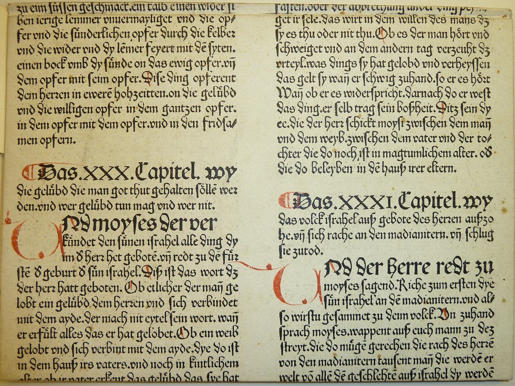 Texto antiguo impreso a dos columnas