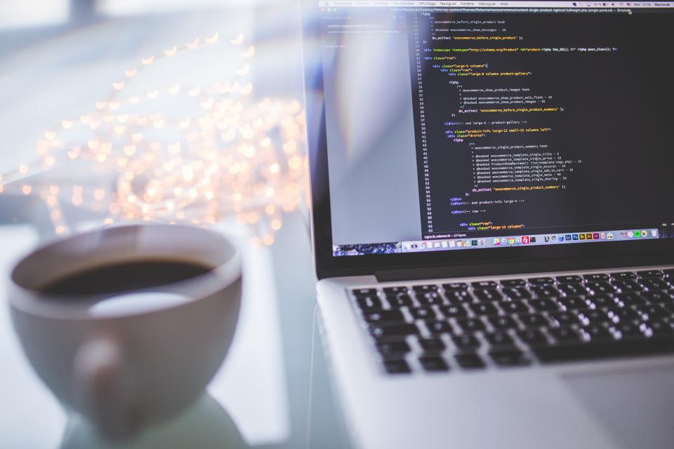 Café junto al portátil durante una pausa de trabajo