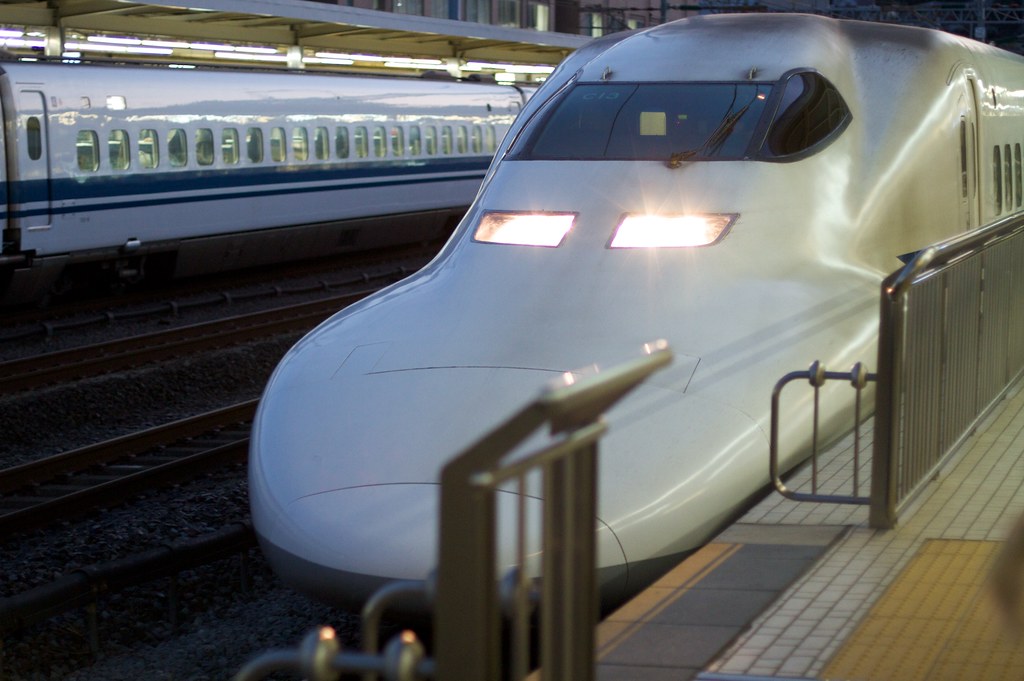 Tren de alta velocidad en una estación europea