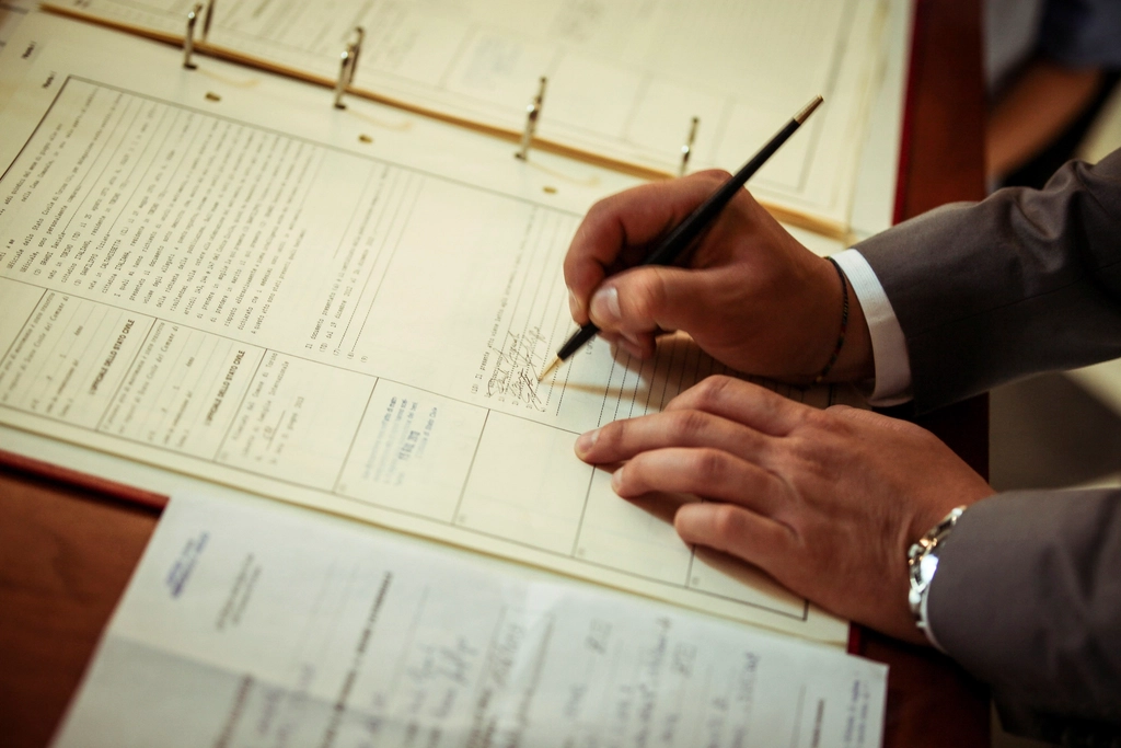 Persona firmando el documento de finiquito
