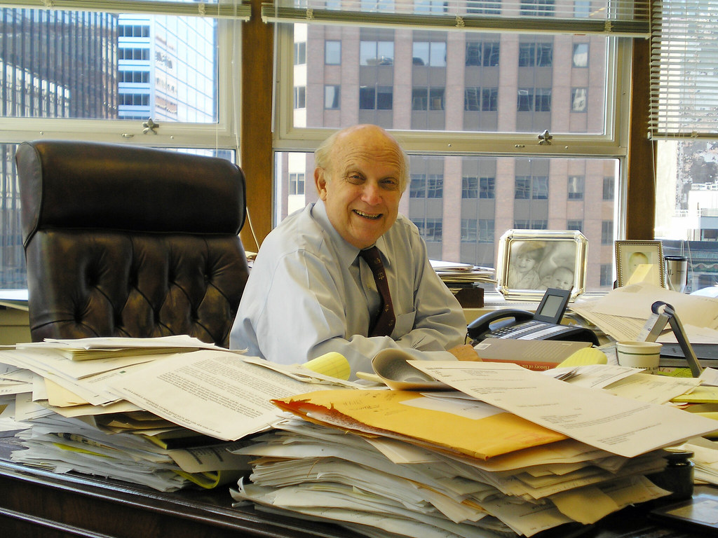 Escritorio con documentos laborales acumulados