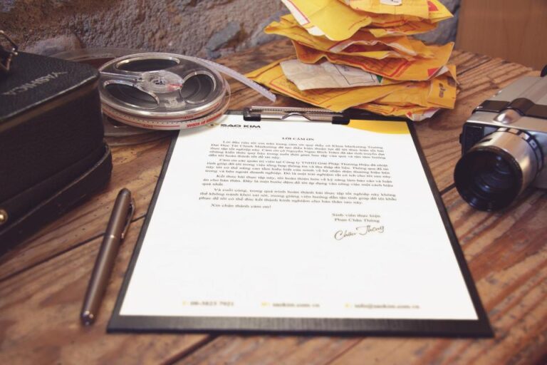 Documento formal sobre un escritorio
