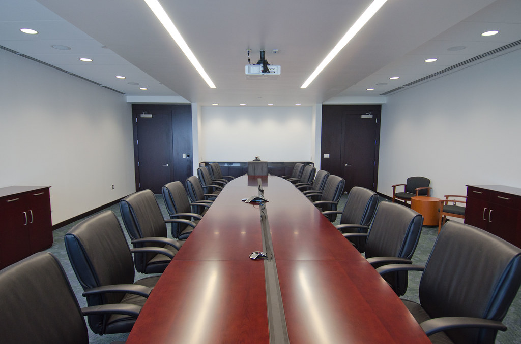 Sala de reuniones donde se negocian las condiciones de un puesto