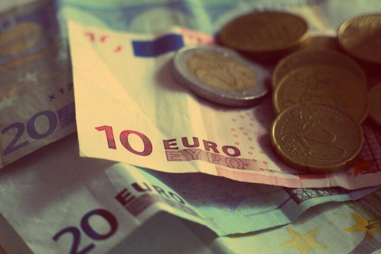 Billetes y monedas de euro sobre una mesa