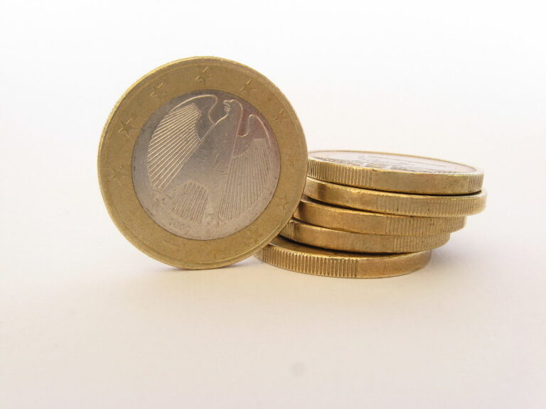 Monedas de euro apiladas junto a un documento