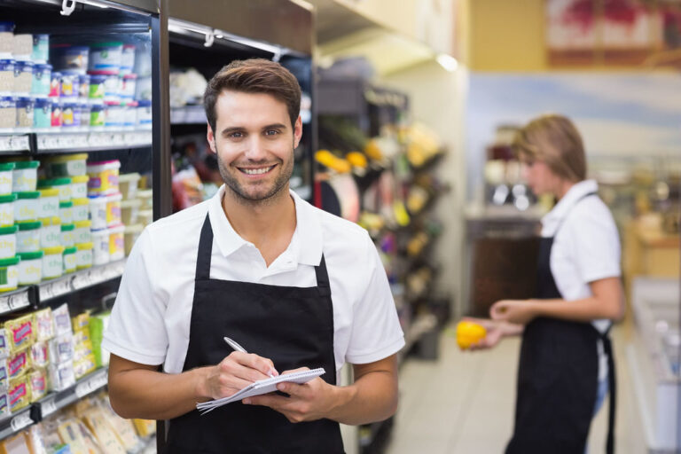 Camarero joven trabajando en un comercio