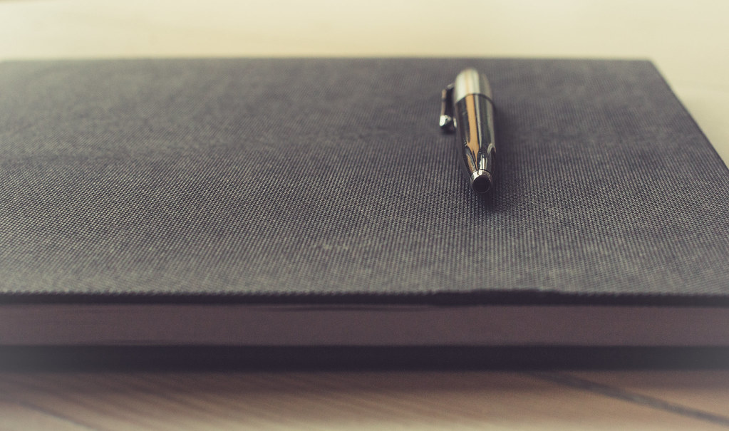 Cuaderno y bolígrafo para preparar el estudio