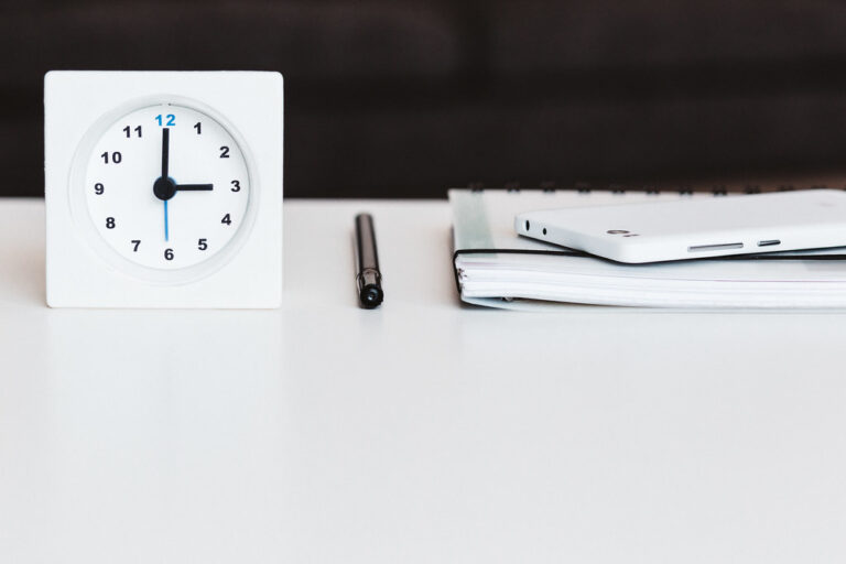 Reloj y agenda simbolizando el equilibrio de horarios