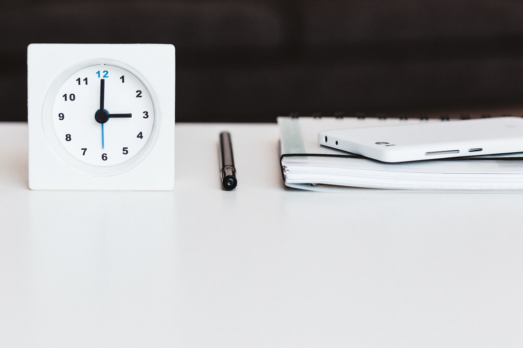 Reloj y agenda simbolizando el equilibrio de horarios
