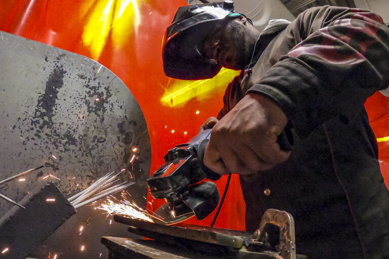 Soldador trabajando en el turno de noche entre chispas