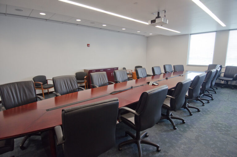 Sala de reuniones preparada para una conversación importante