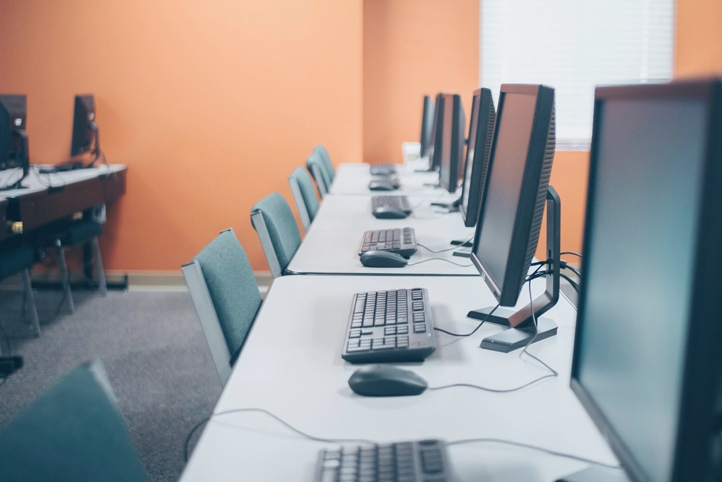 Fila de puestos de trabajo en una oficina compartida