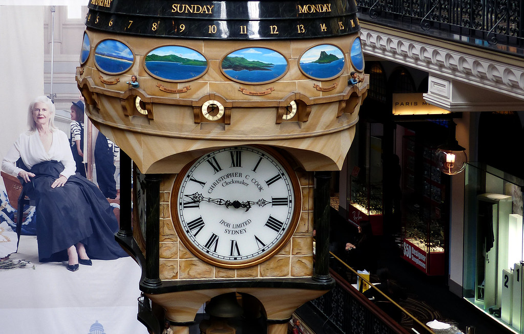 Reloj antiguo marcando la hora de la siesta
