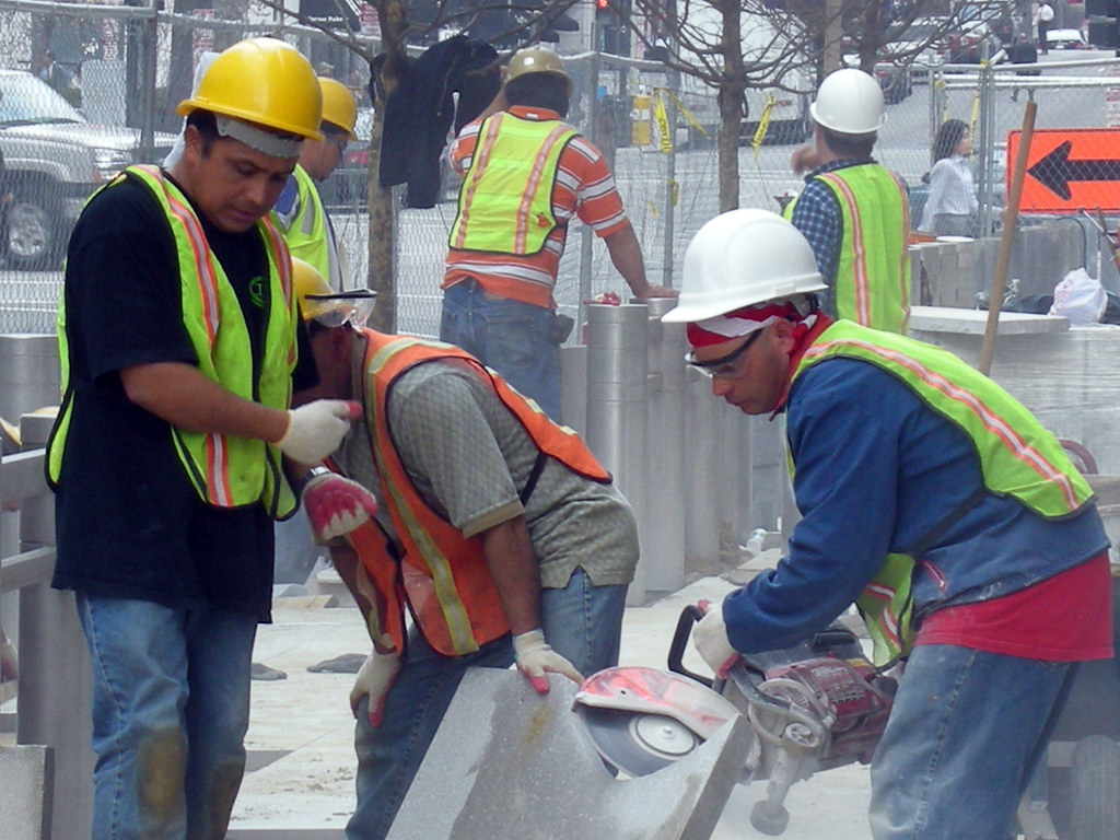 Trabajadores realizando labores a pie de obra