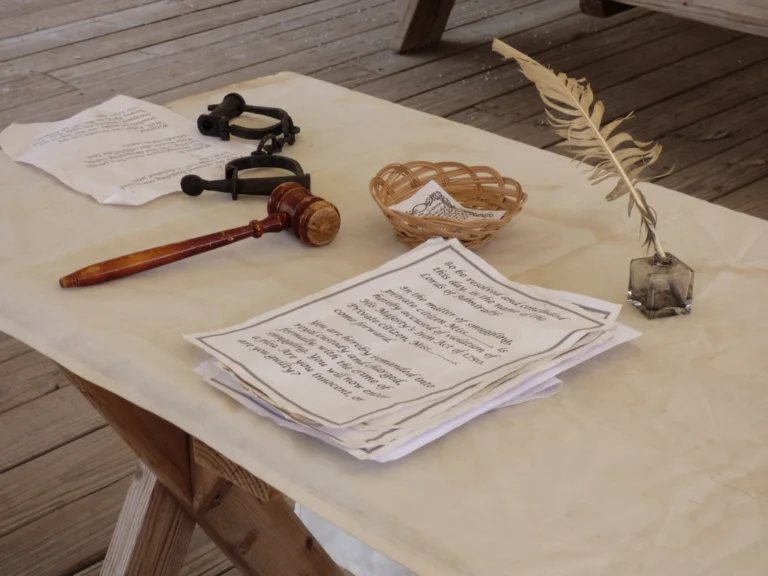 Manuscrito antiguo con pluma sobre un escritorio de época