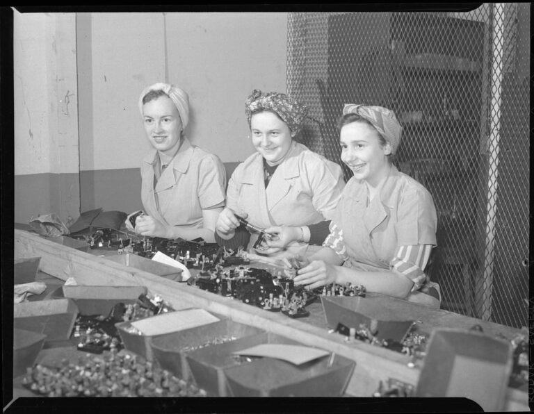 Trabajadoras en una fábrica a mediados del siglo XX