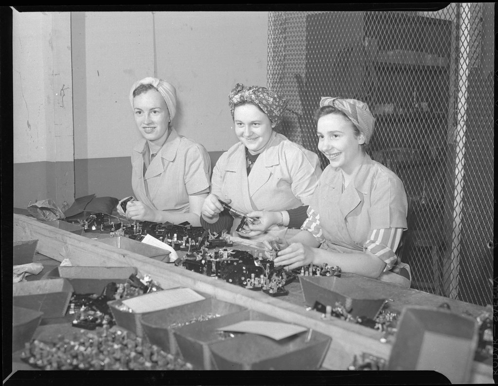 Trabajadoras en una fábrica a mediados del siglo XX