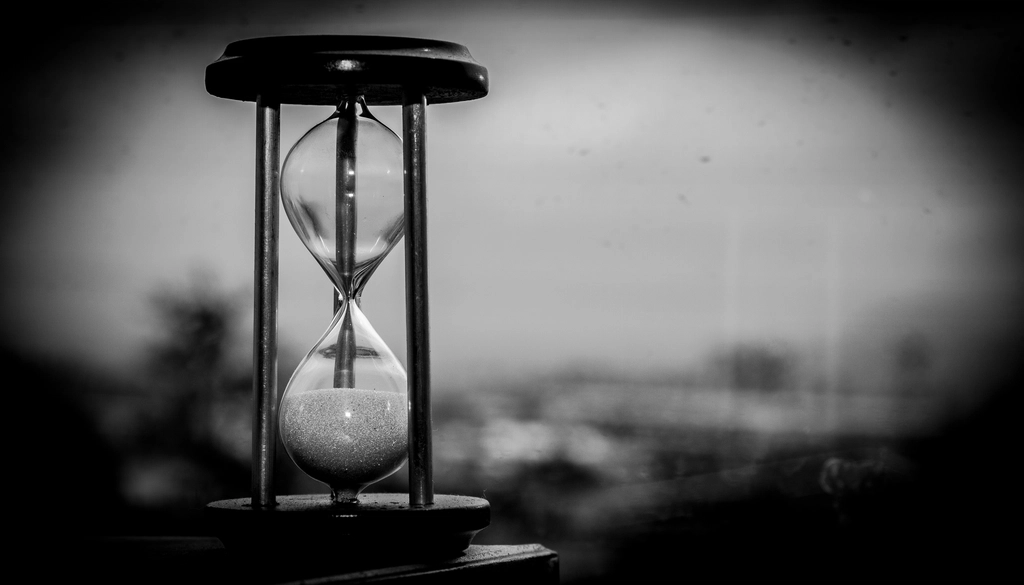 Reloj de arena en blanco y negro