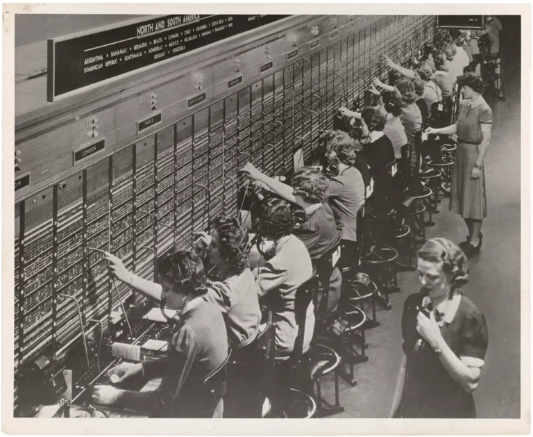 Telefonistas trabajando en una central de conmutación manual