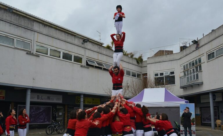 Castellers levantando una torre humana en una plaza
