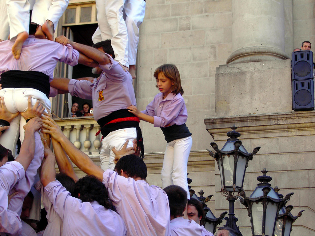 Base de un castell con la piña sosteniendo la estructura
